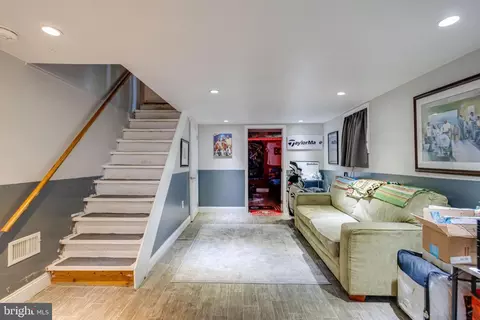 Entry Way - 2400 Hamilton Ave, Baltimore, MD 21214 photo 11 of 15