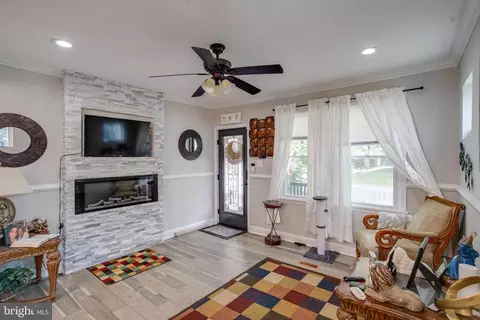 Entry Way - 2400 Hamilton Ave, Baltimore, MD 21214 photo 5 of 15