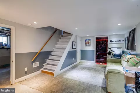 Entry Way - 2400 Hamilton Ave, Baltimore, MD 21214 photo 12 of 15