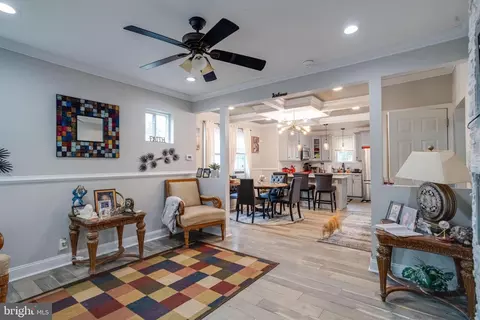 Entry Way - 2400 Hamilton Ave, Baltimore, MD 21214 photo 2 of 15