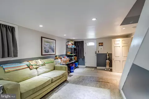 Entry Way - 2400 Hamilton Ave, Baltimore, MD 21214 photo 13 of 15