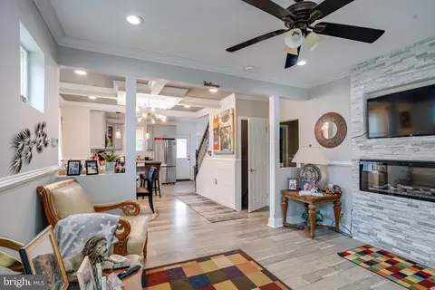 Entry Way - 2400 Hamilton Ave, Baltimore, MD 21214 photo 4 of 15