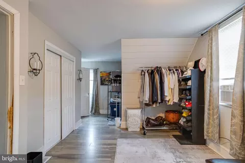 Entry Way - 2400 Hamilton Ave, Baltimore, MD 21214 photo 9 of 15