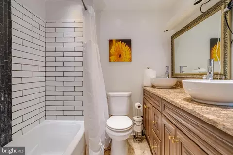 Bath - 2400 Hamilton Ave, Baltimore, MD 21214 photo 2 of 4