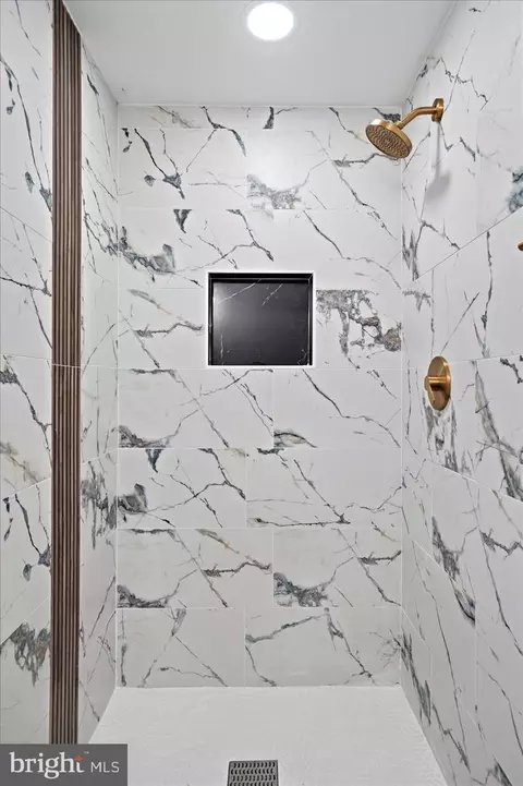 Bath - 2500 Quantico Ave, Baltimore, MD 21215 photo 3 of 7