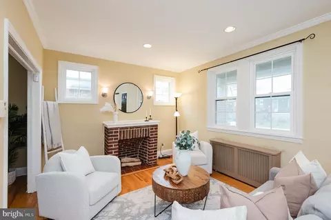 Living - 2713 Christopher Ave, Baltimore, MD 21214 photo 2 of 3