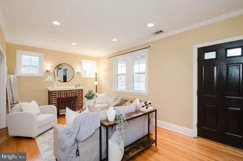 Entry Way - 2713 Christopher Ave, Baltimore, MD 21214 photo 1 of 4