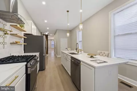 Entry Way - 318 N Stricker St, Baltimore, MD 21223 photo 4 of 23