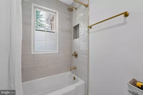 Bath - 405 Lyman Ave, Baltimore, MD 21212 photo 2 of 8