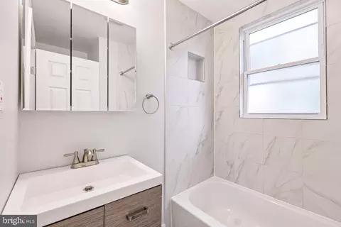 Bath - 5200 Ready Ave, Baltimore, MD 21212 photo 1 of 1