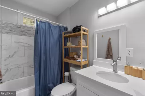 Bath - 6008 Glenoak Ave, Baltimore, MD 21214 photo 1 of 4