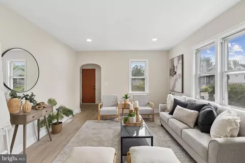 Entry Way - 6100 Glenoak Ave, Baltimore, MD 21214 photo 1 of 7