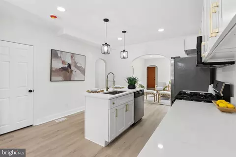 Entry Way - 6100 Glenoak Ave, Baltimore, MD 21214 photo 3 of 7