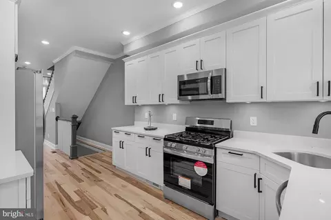 Entry Way - 1908 E Lanvale St, Baltimore, MD 21213 photo 6 of 8