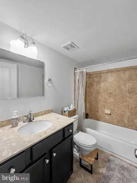 Bath - 4629 Dillon Pl, Baltimore, MD 21224 photo 4 of 6