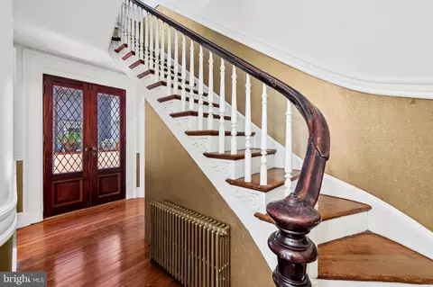 Entry Way - 2210 E Pratt St, Baltimore, MD 21231 photo 4 of 7