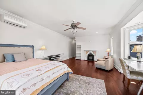 Bedroom - 2210 E Pratt St, Baltimore, MD 21231 photo 6 of 6