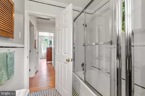 Bath - 5203 Falls Rd #11, Baltimore, MD 21210 photo 2 of 2
