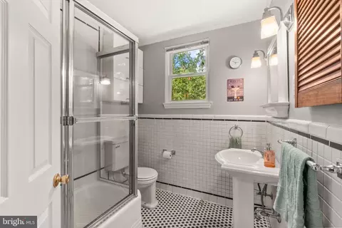 Bath - 5203 Falls Rd #11, Baltimore, MD 21210 photo 1 of 2