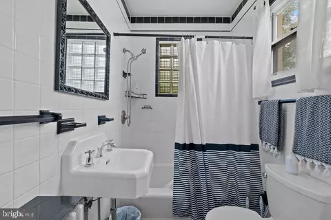 Bath - 5606 Hilltop Ave, Baltimore, MD 21206 photo 1 of 3