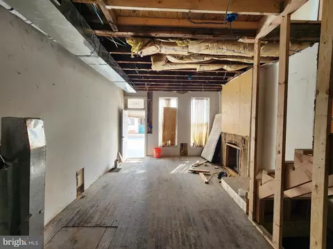 Entry Way - 2932 Greenmount Ave, Baltimore, MD 21218 photo 2 of 12