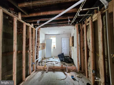 Entry Way - 2932 Greenmount Ave, Baltimore, MD 21218 photo 4 of 12