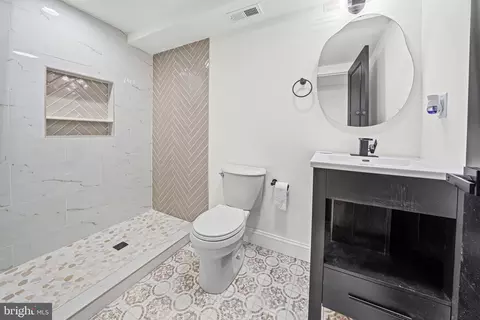 Bath - 700 Belgian Ave, Baltimore, MD 21218 photo 4 of 4