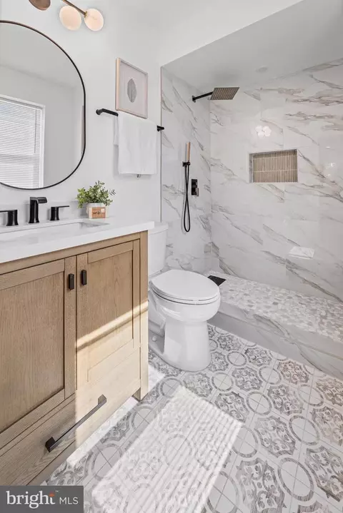 Bath - 700 Belgian Ave, Baltimore, MD 21218 photo 2 of 4