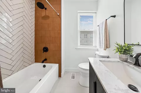 Bath - 700 Belgian Ave, Baltimore, MD 21218 photo 3 of 4