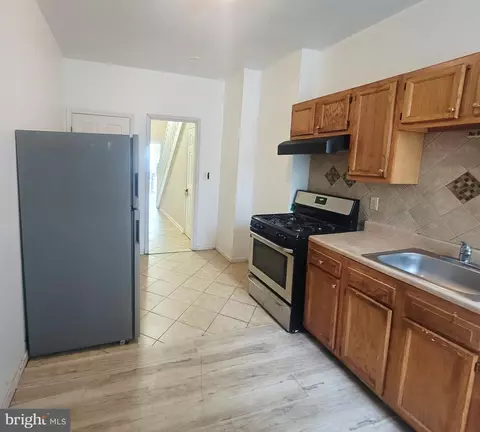 Entry Way - 3907 Fairview Ave, Baltimore, MD 21216 photo 4 of 8