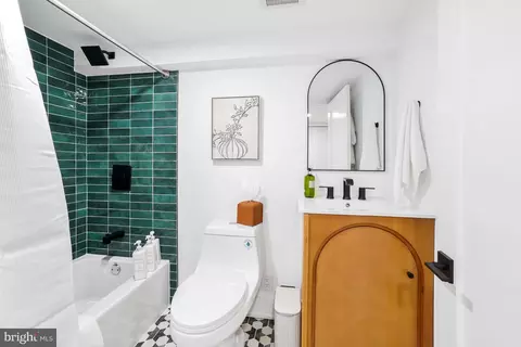 Bath - 1237 Hull St #1, Baltimore, MD 21230 photo 4 of 4