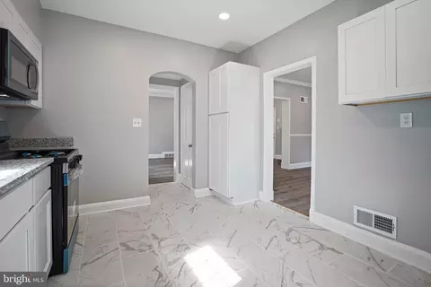 Entry Way - 900 E Belvedere Ave, Baltimore, MD 21212 photo 2 of 3