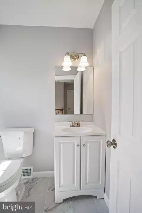Bath - 900 E Belvedere Ave, Baltimore, MD 21212 photo 4 of 8