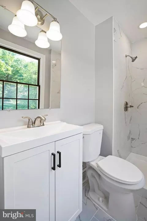 Bath - 900 E Belvedere Ave, Baltimore, MD 21212 photo 2 of 8