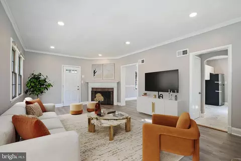 Living - 900 E Belvedere Ave, Baltimore, MD 21212 photo 1 of 8
