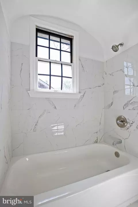 Bath - 900 E Belvedere Ave, Baltimore, MD 21212 photo 5 of 8