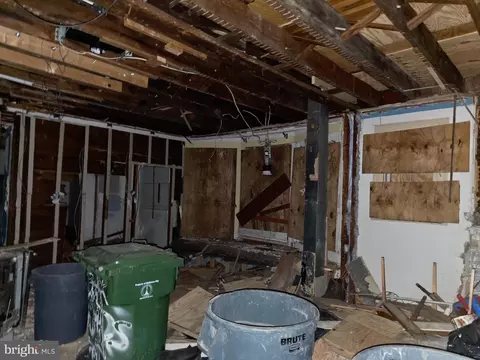 Entry Way - 3305 Elgin Ave, Baltimore, MD 21216 photo 3 of 16