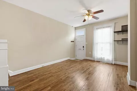 Living - 122 N Streeper St, Baltimore, MD 21224 photo 3 of 5