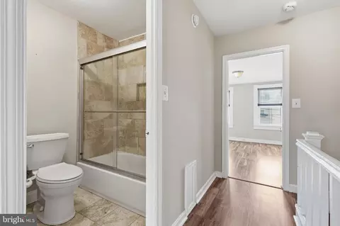 Entry Way - 122 N Streeper St, Baltimore, MD 21224 photo 3 of 4