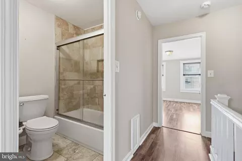 Entry Way - 122 N Streeper St, Baltimore, MD 21224 photo 4 of 4