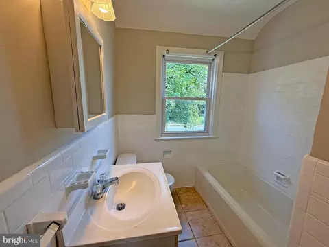 Bath - 615 Benninghaus Rd, Baltimore, MD 21212 photo 1 of 2