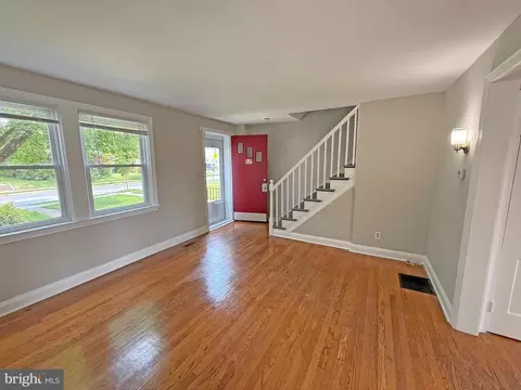 Living - 615 Benninghaus Rd, Baltimore, MD 21212 photo 3 of 6