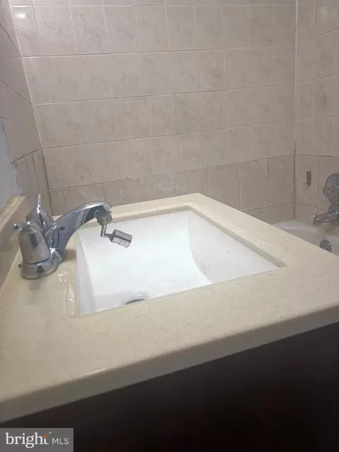 Bath - 4747 Ivanhoe Ave, Baltimore, MD 21212 photo 2 of 5