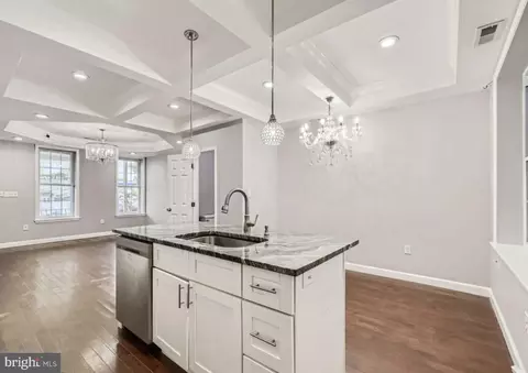 Entry Way - 905 E Patapsco Ave, Baltimore, MD 21225 photo 4 of 7
