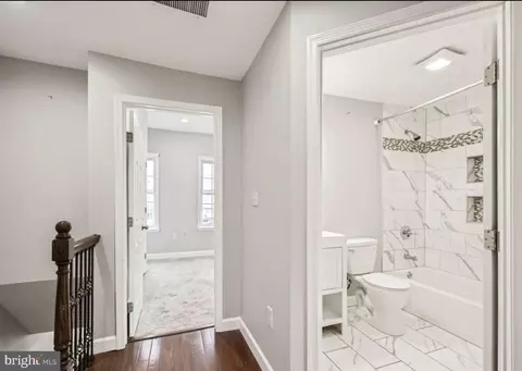 Entry Way - 905 E Patapsco Ave, Baltimore, MD 21225 photo 6 of 7