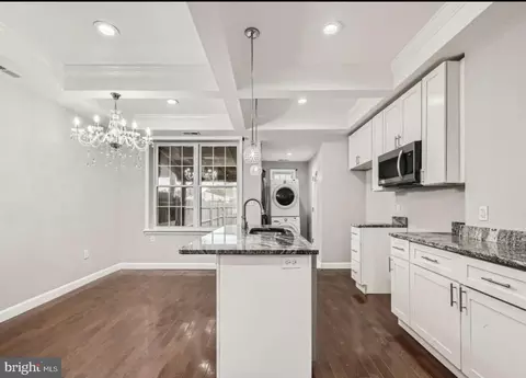 Entry Way - 905 E Patapsco Ave, Baltimore, MD 21225 photo 2 of 7