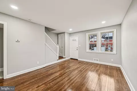 Living - 38 Upmanor Rd, Baltimore, MD 21229 photo 2 of 3