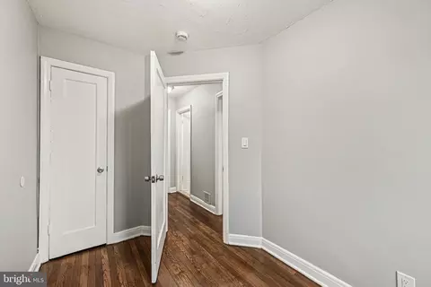 Entry Way - 38 Upmanor Rd, Baltimore, MD 21229 photo 3 of 5