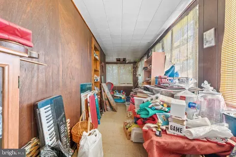 Entry Way - 3915 W Overlea Ave, Baltimore, MD 21206 photo 5 of 6
