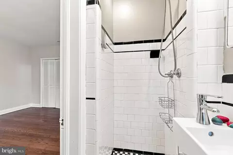 Bath - 4237 Wickford Rd, Baltimore, MD 21210 photo 2 of 4